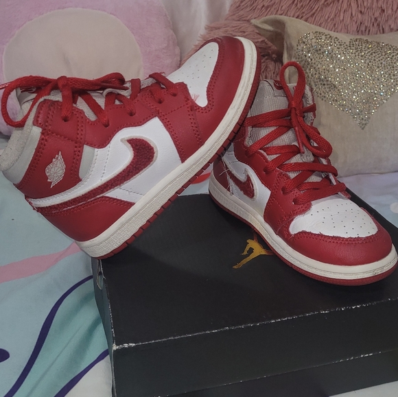 Jordan 1 Retro High OG - Picture 1 of 5